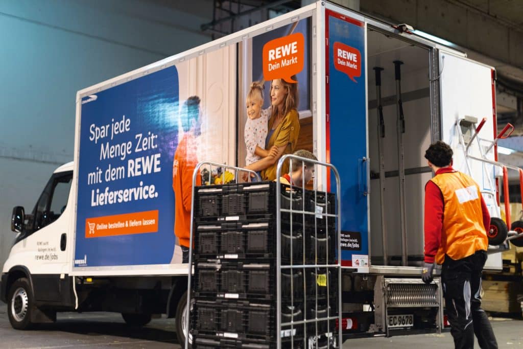 REWE Lieferservice LKW der von Mitarbeitenden Beladen wird