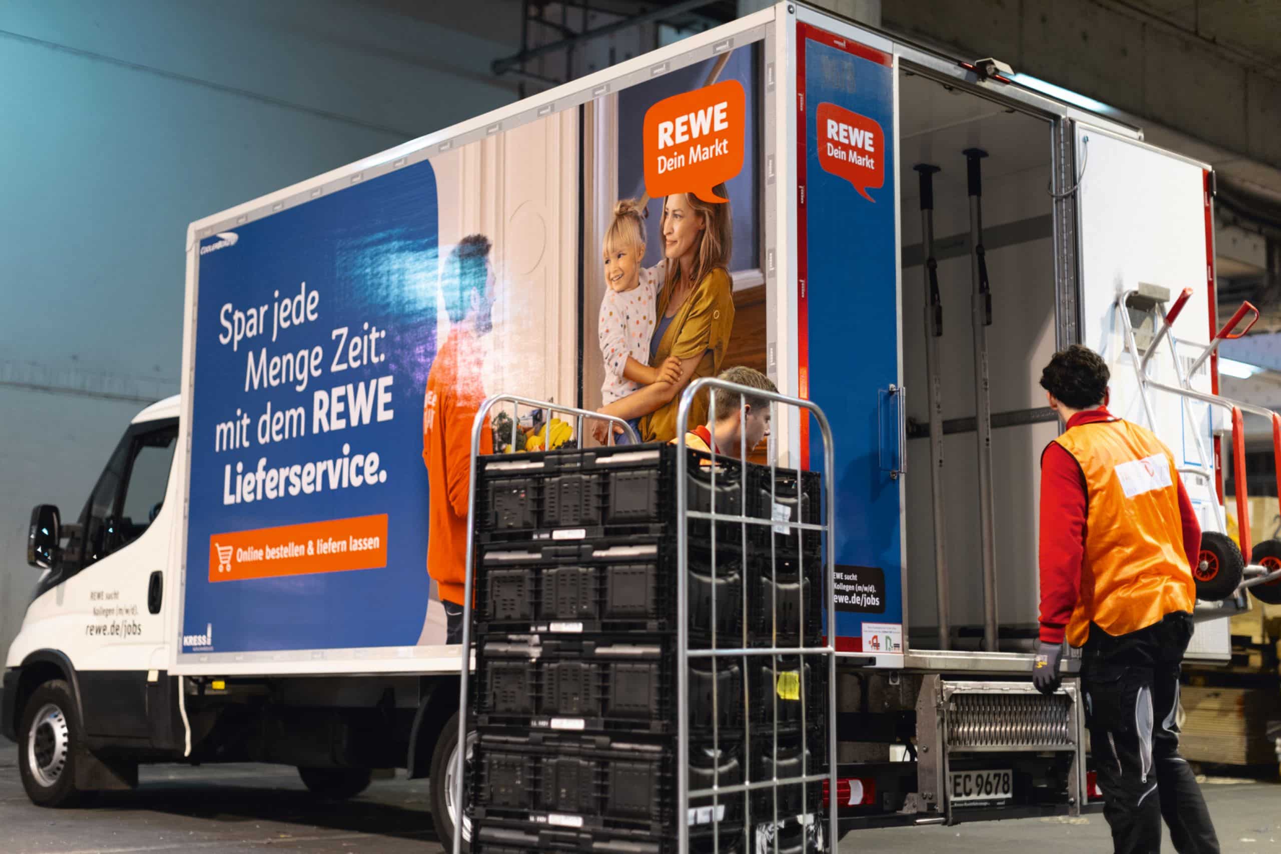 REWE Lieferservice LKW der von Mitarbeitenden Beladen wird