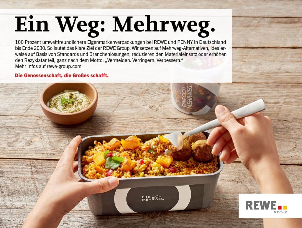 Einfach Mehrweg Dose aus der eine Person mit einer Gabel Getreidesalat verzehrt und dem Schriftzug 