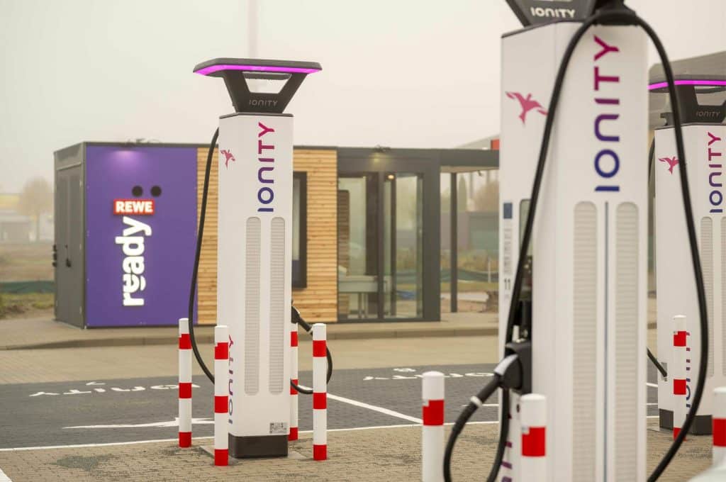 E-Ladesäulen von ionity vor REWE ready Gebäude