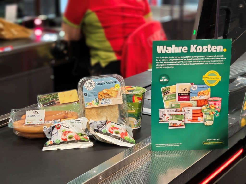 Penny Produkte auf einem Kassenband