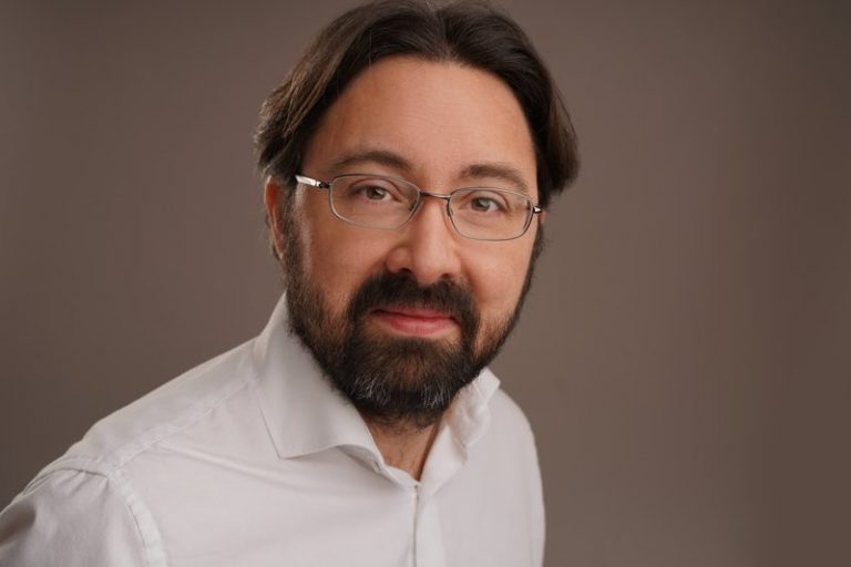 Porträt von Prof. Dr. Tobias Gaugler