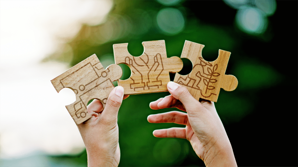Puzzelteile mit Symbolen für Lieferwagen, Händen und einem Menschen der eine Pflanze einpflanzt
