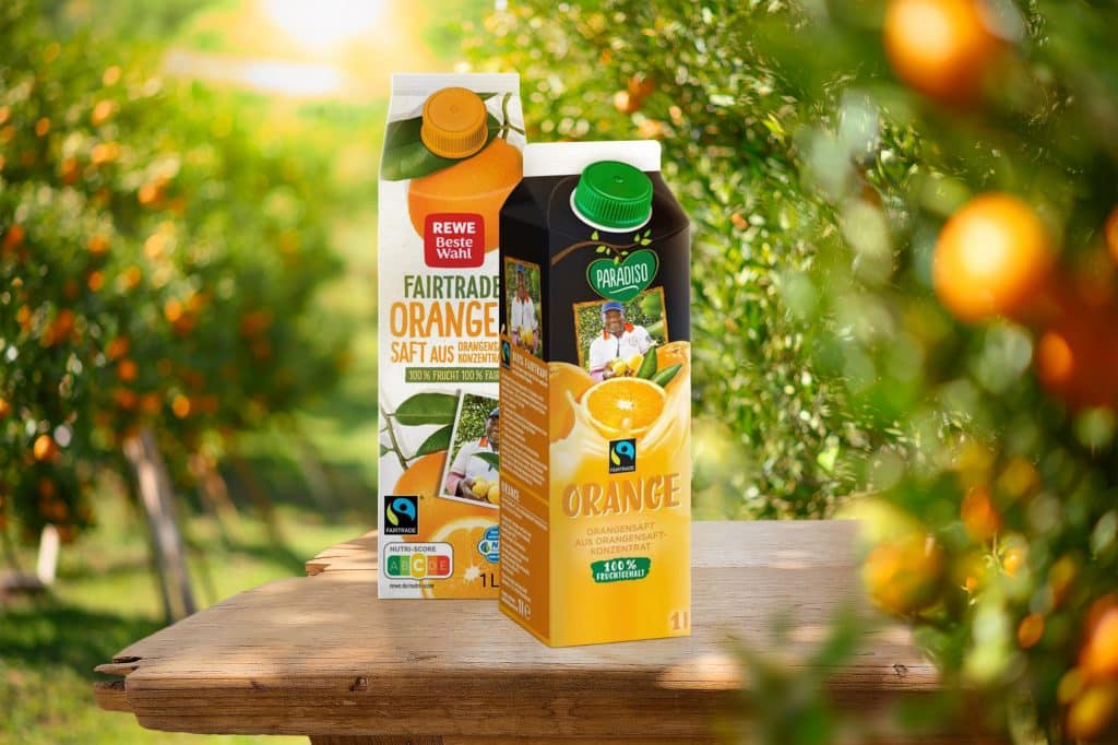 REWE und PENNY Orangensaft Verpackungen vor Orangenhein