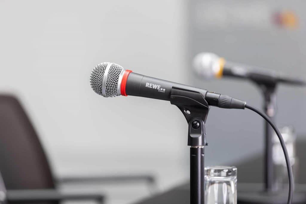Mikrofon mit REWE Group Logo